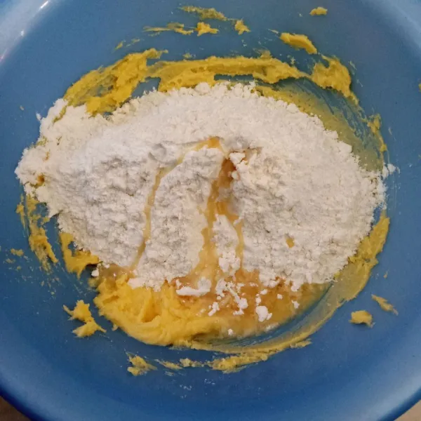 Campurkan dengan terigu, maizena dan keju.