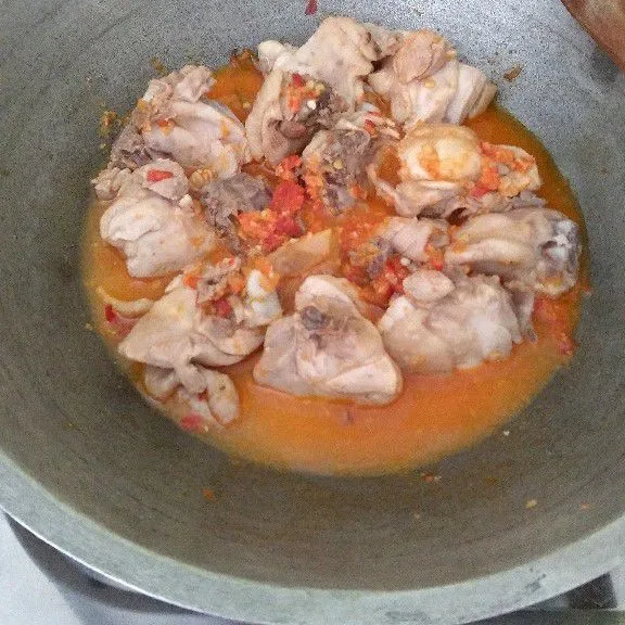 Masukkan daging ayam dan air lalu aduk.