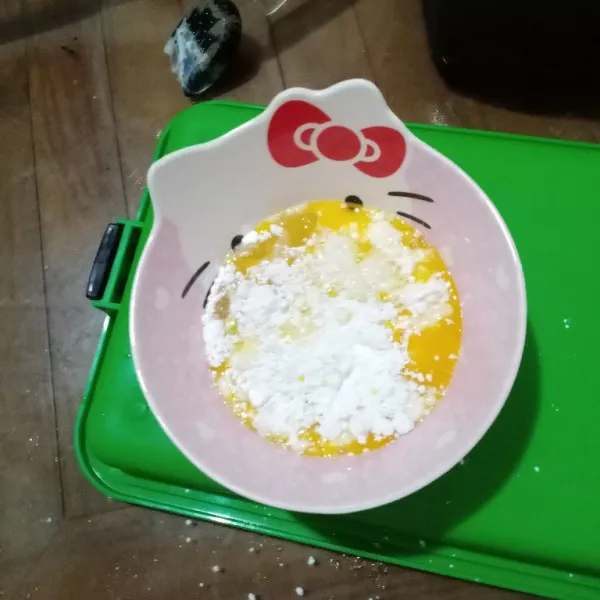 Dalam wadah masukkan telur & tapioka. Aduk rata