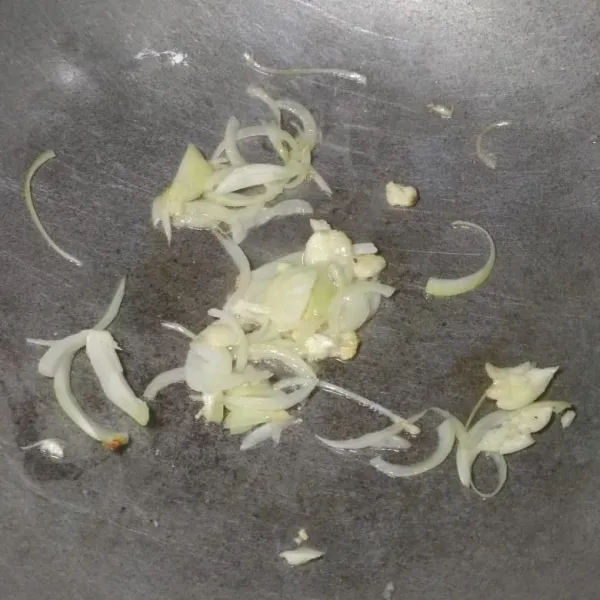 Tumis bawang putih geprek dan bombay hingga harum.