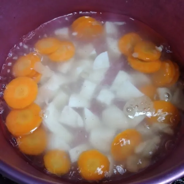 Masukkan putih telur, masak sebentar.