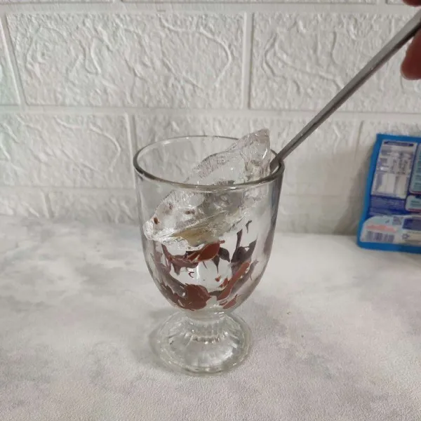 Kemudian masukkan es batu ke dalam gelas.