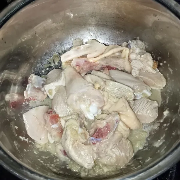 Masukkan ayam dan aduk-aduk sampai ayam kaku dan berubah warna.