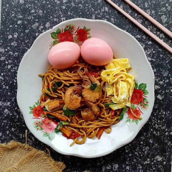 Masukkan mie di piring saji. Tambahkan telur merah & telur dadar. Siap dinikmati