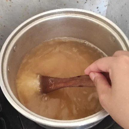 Masak beras bersamaan kaldu udang dan irisan jahe hingga mendidih