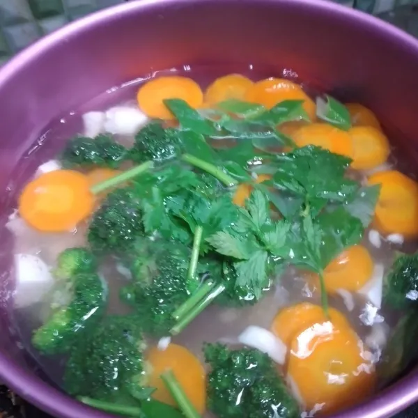 Masukkan seledri dan daun bawang masak sebentar. Koreksi rasanya, jika sudah sesuai selera, matikan api, angkat dan siap dihidangkan.