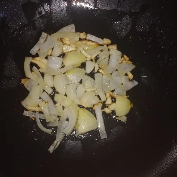 Panaskan minyak, tumis bawang putih dan bawang bombai hingga harum.