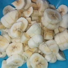 Kupas pisang dan potong dadu.