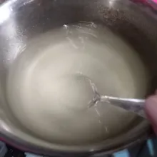Masukkan nutrijel atau agar-agar, gula pasir, air ke dalam panci lalu aduk sampai tidak menggumpal.