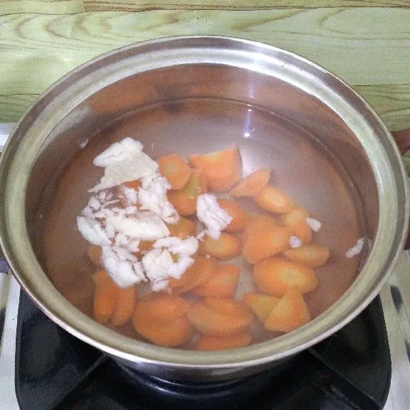 Masukkan wortel dan masak hingga empuk.
