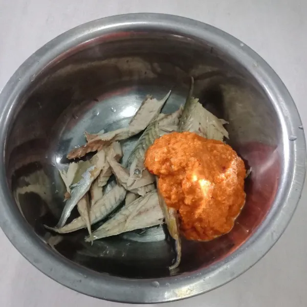 Masukkan bumbu halus, aduk rata.