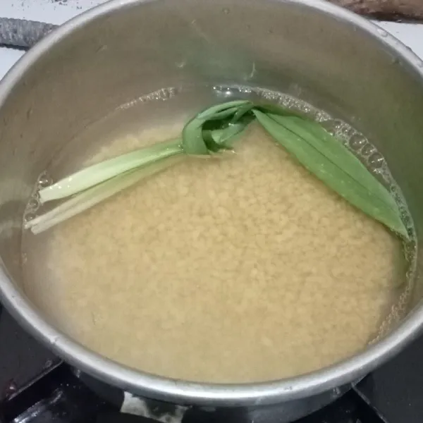 Rebus kacang hijau kupas ditambahkan dengan 1 lembar daun pandan. Rebus 10 menit saja jangan ditutup. Kemudian matikan api, tutup rapat pancinya hingga airnya dingin. Kemudian saring kacang hijaunya.