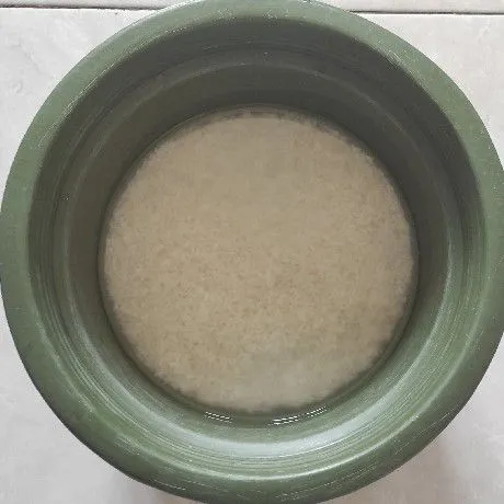 Cuci beras lalu rendam selama 1 jam