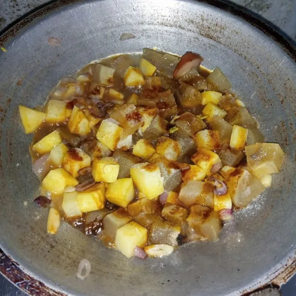Masukkan cecek, kentang dan seasoning. Aduk rata. Masak sampai bumbu meresap.