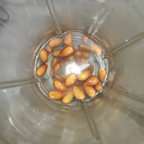 Masukkan kacang almond yang sudah di rendam ke dalam blender bersama dengan 400 ml air hangat.