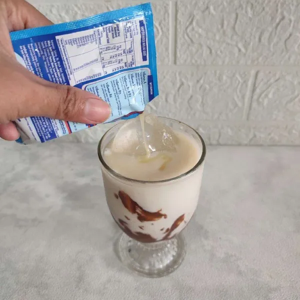 Tanbahkan susu kental manis.