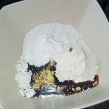 Campur terigu, tepung beras, gula aren cair dan garam.