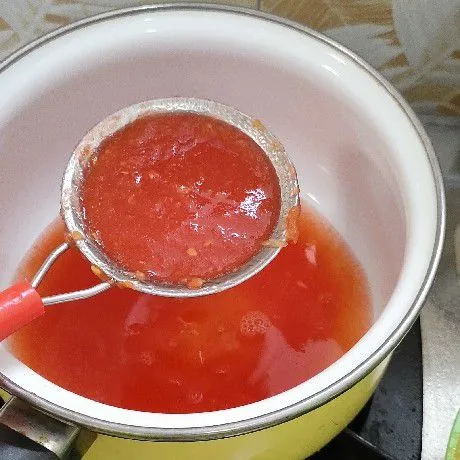 Blender tomat lalu saring.