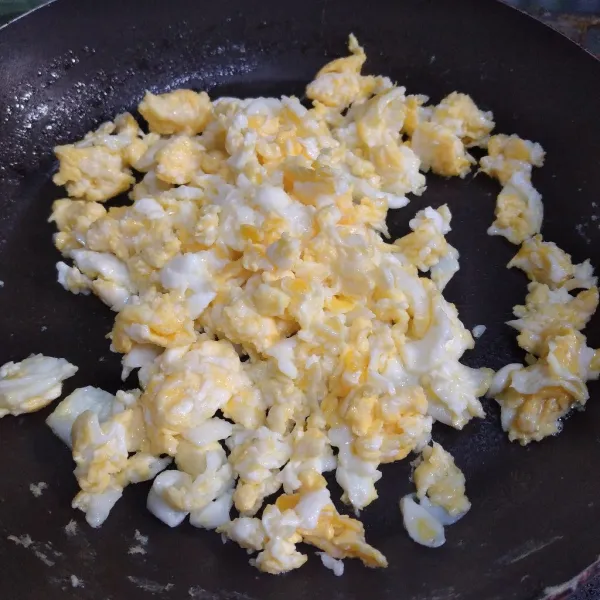 Panaskan minyak, masukkan telur kemudian orak-arik hingga matang. Angkat dan sisihkan.