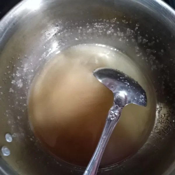 Rebus gula pasir dan air sambil diaduk hingga larut.