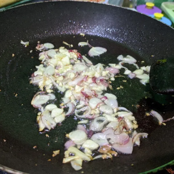 Panaskan sedikit minyak, tumis irisan bawang merah dan bawang putih hingga harum.