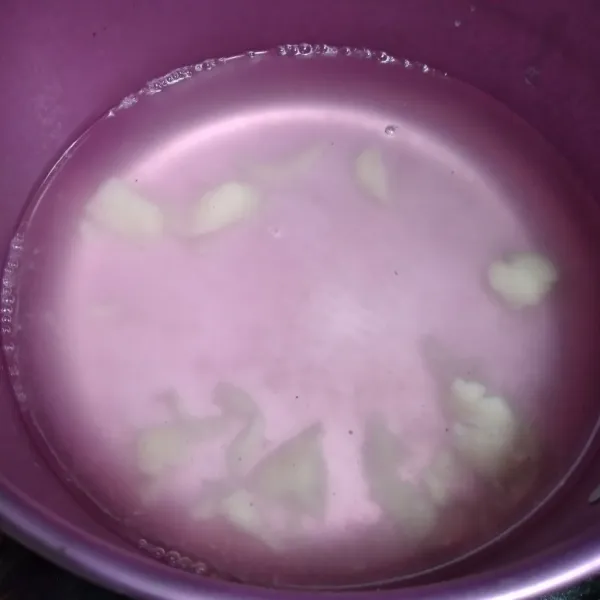 Didihkan air, kemudian masukkan bawang putih geprek, masak hingga harum, masukkan garam, kaldu bubuk dan lada bubuk, aduk rata. Masak hingga mendidih kembali