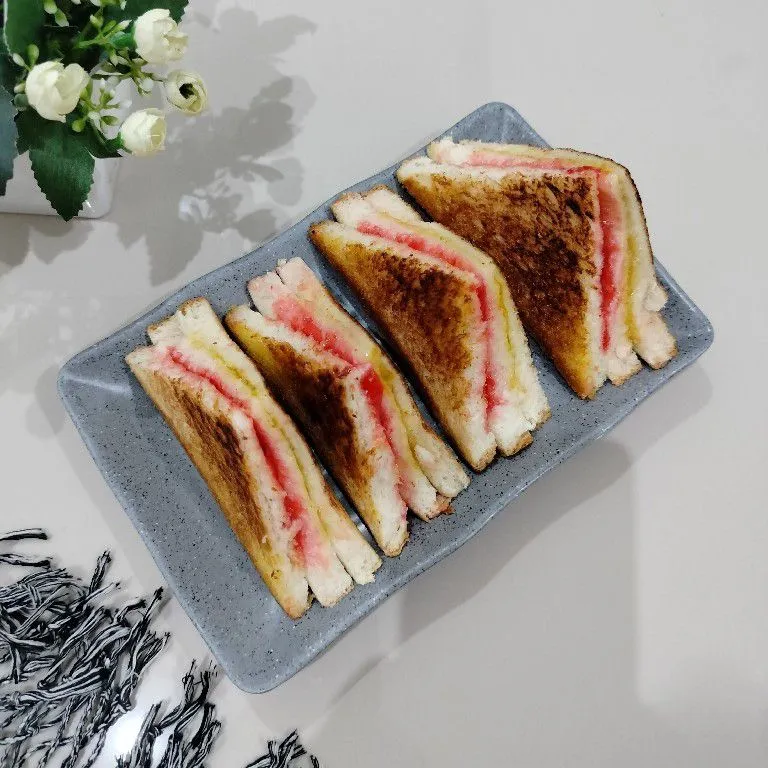 Roti Bakar Selai Nanas Strawberry