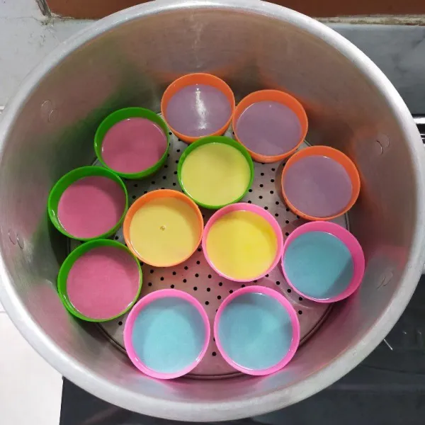 Bagi adonan menjadi 4 lalu tambahkan warna biru, kuning, ungu dan warna merah, tuang adonan ke dalam cetakan mangkuk hingga penuh (cetakan beri sedikit olesan minyak).