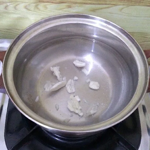 Rebus air hingga mendidih lalu tambahkan bawang putih geprek.
