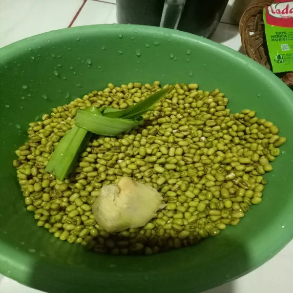Rendam kacang hijau semalaman, lalu bersihkan.