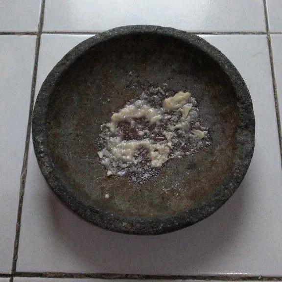 Haluskan bawang putih.