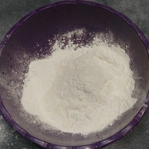 Campur jadi satu tepung ketan, tepung beras dan gula halus.