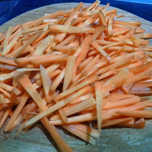 Cuci bersih wortel kemudian potong wortel memanjang seperti korek api.