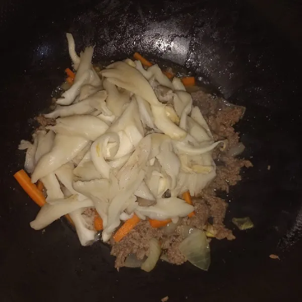 Masukkan jamur tiram, aduk rata dengan bahan lain.