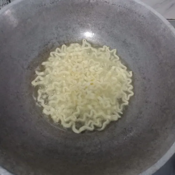 Panaskan minyak lalu goreng mie sampai kering.