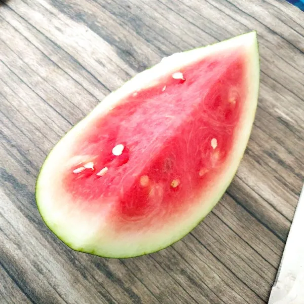 Siapkan buah semangka, lalu potong kecil kecil