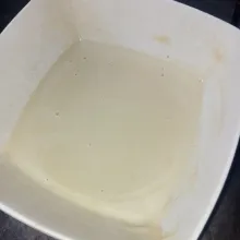 Tuang air sedikit demi sedikit sambil diaduk sampai jadi adonan dengan kekentalan yang pas.