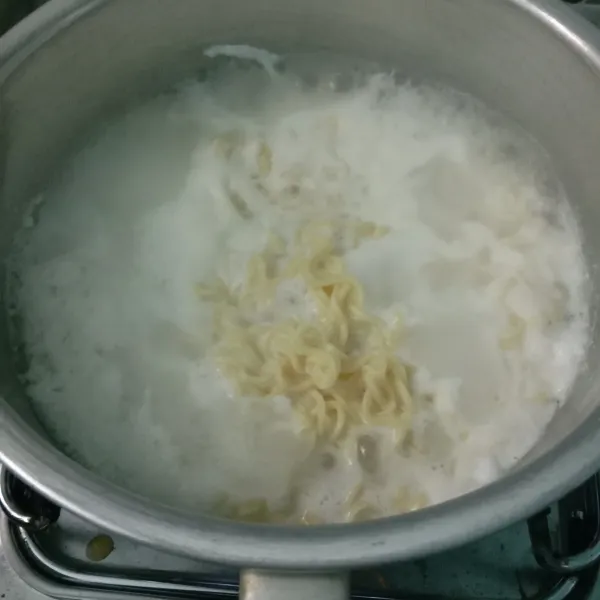 Didihkan air. Ceplokkan telur dalam air mendidih. Lalu masukkan mie instan. Masak hingga ¾ matang. Angkat dan tiriskan.