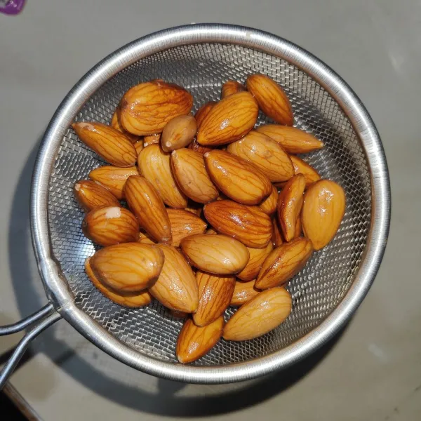 Setelah direndam selama 8 jam, saring kacang almond.