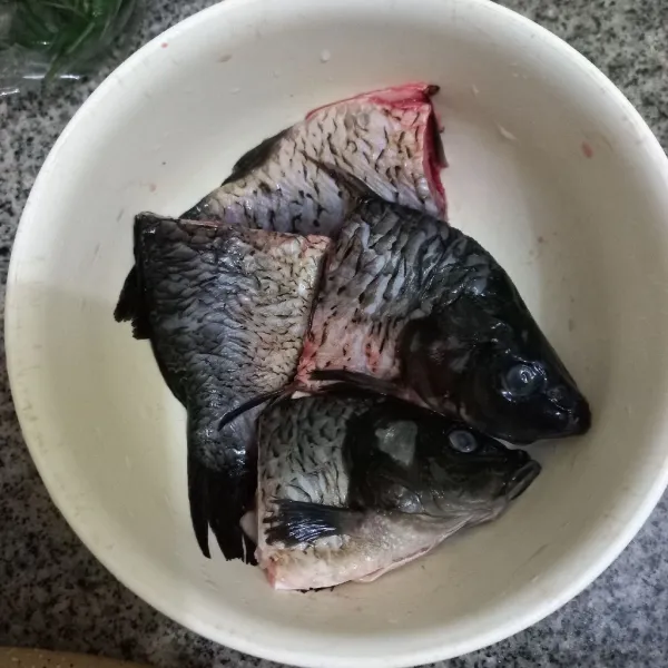 Siapkan potong ikan mas yang telah dibersihkan.