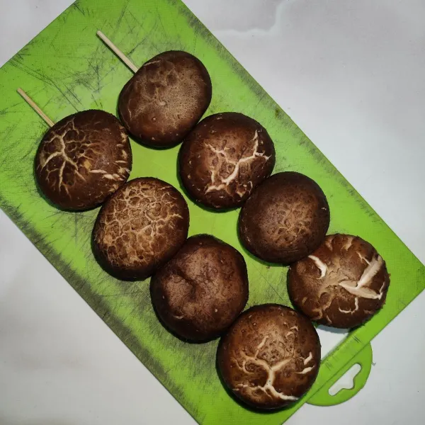 Tusuk jamur shitake menggunakan tusuk sate, 1 tusuk diisi 4 buah jamur.