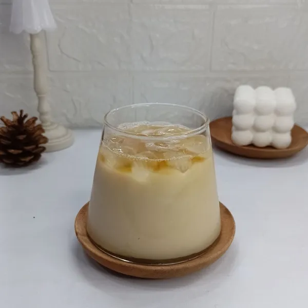 Tuang susu.