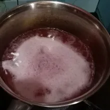 Masak hingga mendidih, sambil diaduk. Matikan api, masukkan 2 tetes pewarna pink.