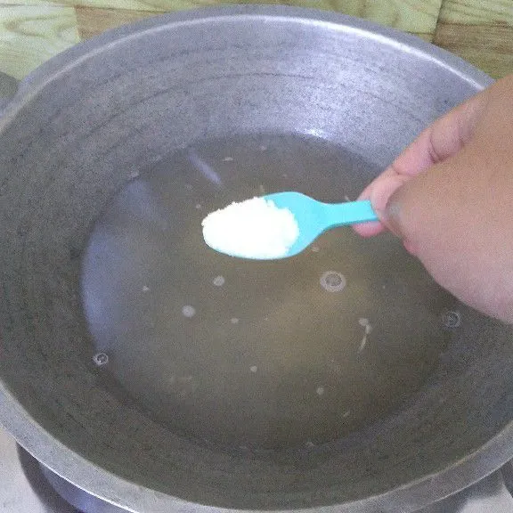 Masukkan bawang putih halus, air ,kaldu jamur, garam, ketumbar bubuk ke dalam wajan.