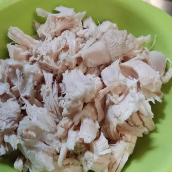 Bersihkan dada ayam, kemudian rebus hingga matang, setelah dingin, suwir daging nya.