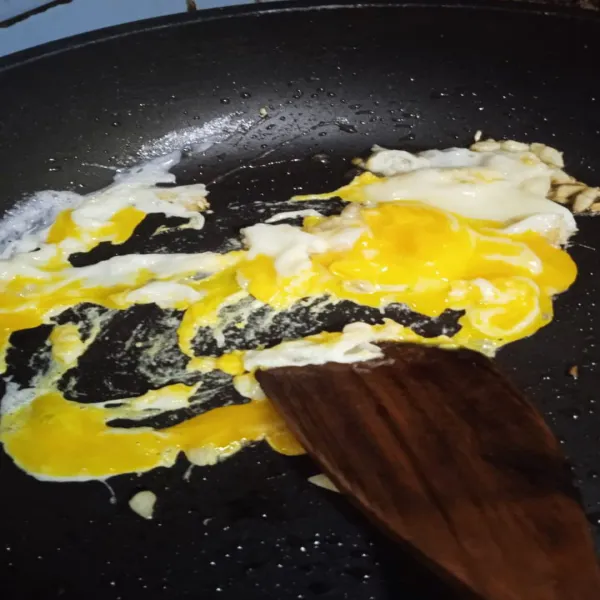 Masukkan telur dalam penggorengan kemudian dibikin orak arik, sisihkan.