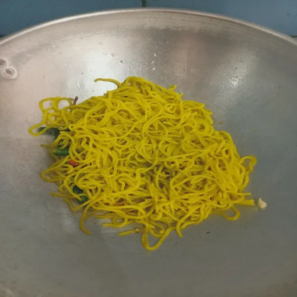 Masukkan mie glosor.