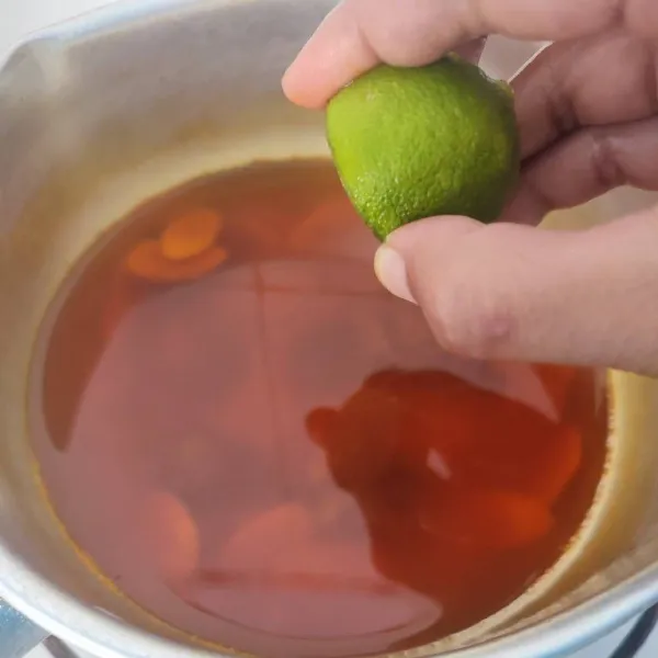 Setelah mulai hangat, tambahkan perasan jeruk nipis.