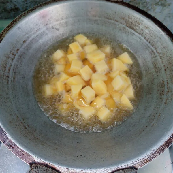 Potong dadu kentang. Kemudian goreng.