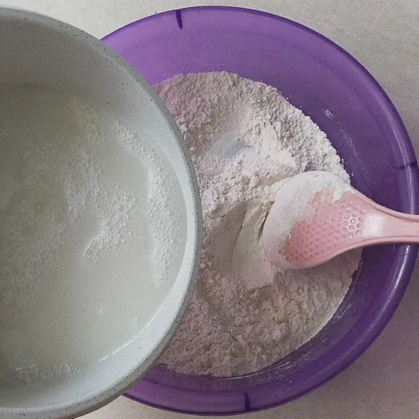Campur tepung beras, tepung terigu dan fermipan, tuang perlahan santan yang sudah hangat ke dalam wadah berisi tepung.